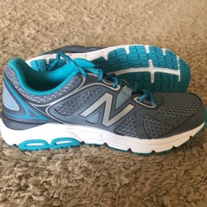 Brand NEW --New Balance- womens size 9.5.